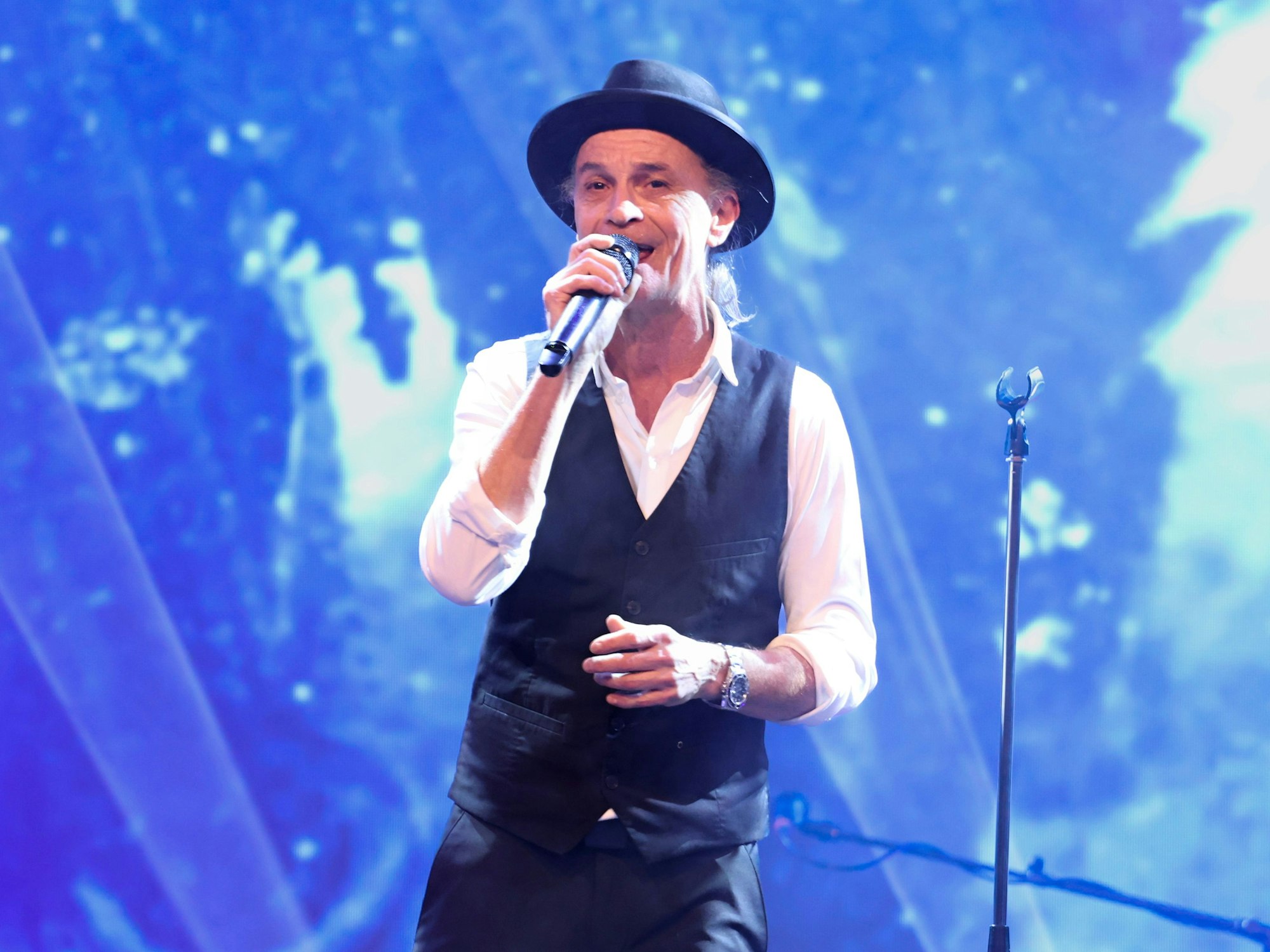 Peter Brings beim Auftritt auf der Bühne.