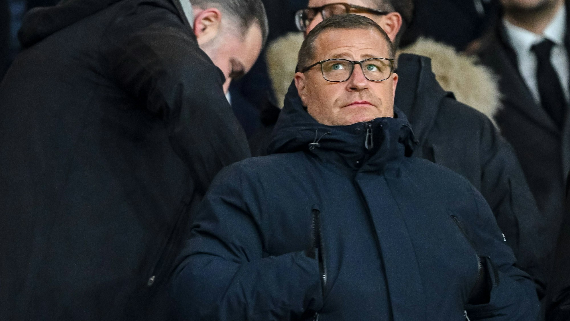 Sportvorstand Max Eberl schaut hoch auf die Anzeigetafel im Stadion.