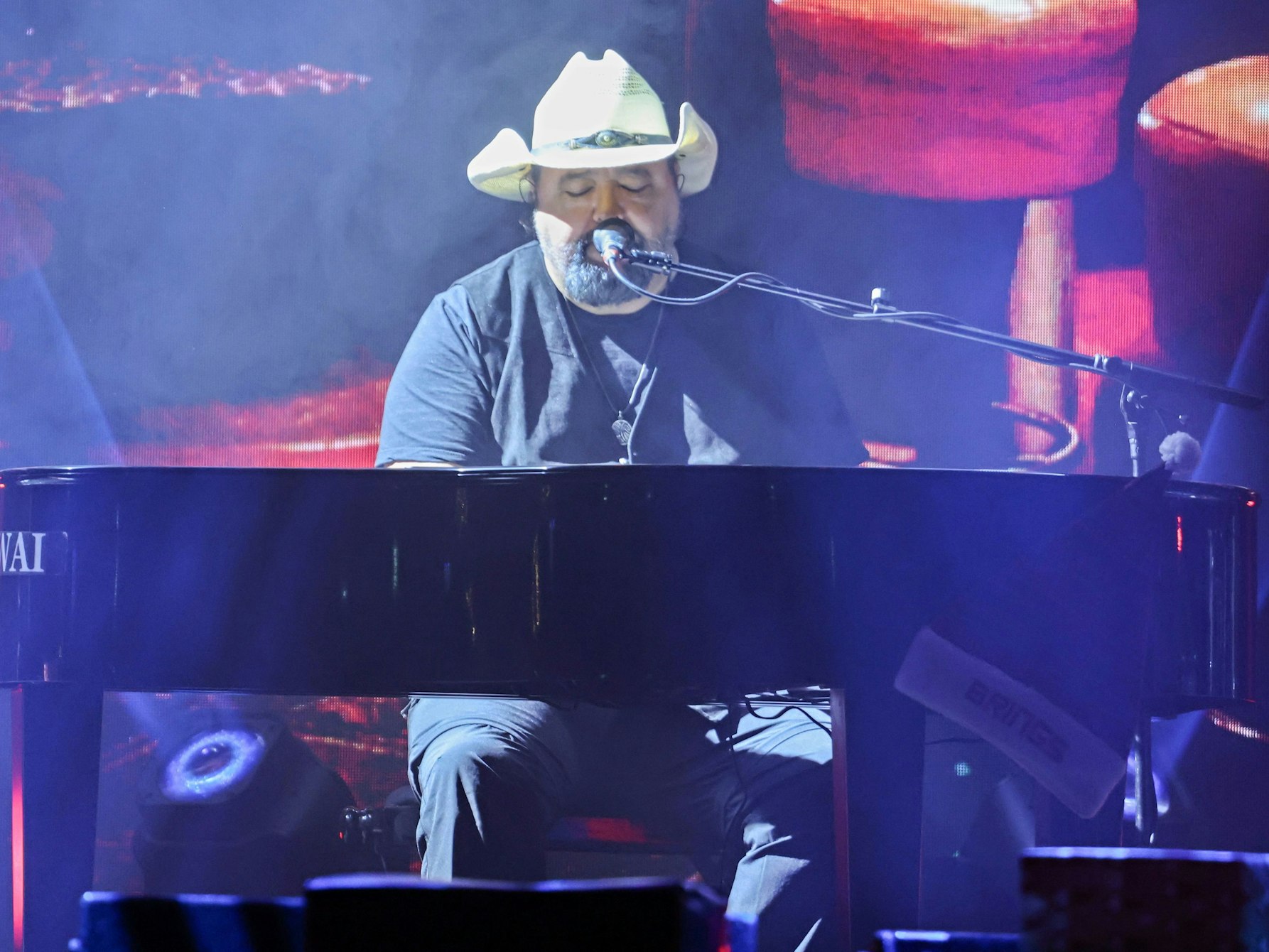 Michael C. Kent sitzt bei der Show am Klavier.