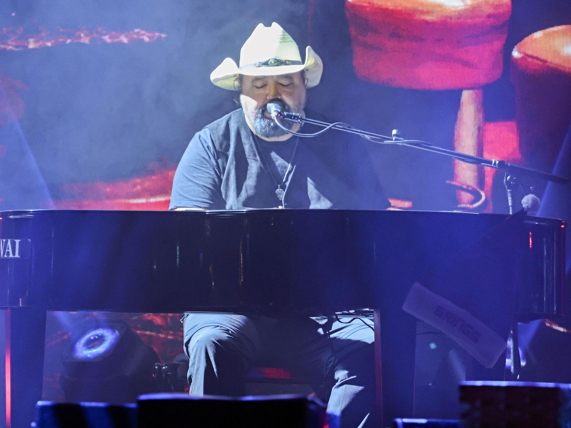 Michael C. Kent sitzt bei der Show am Klavier.