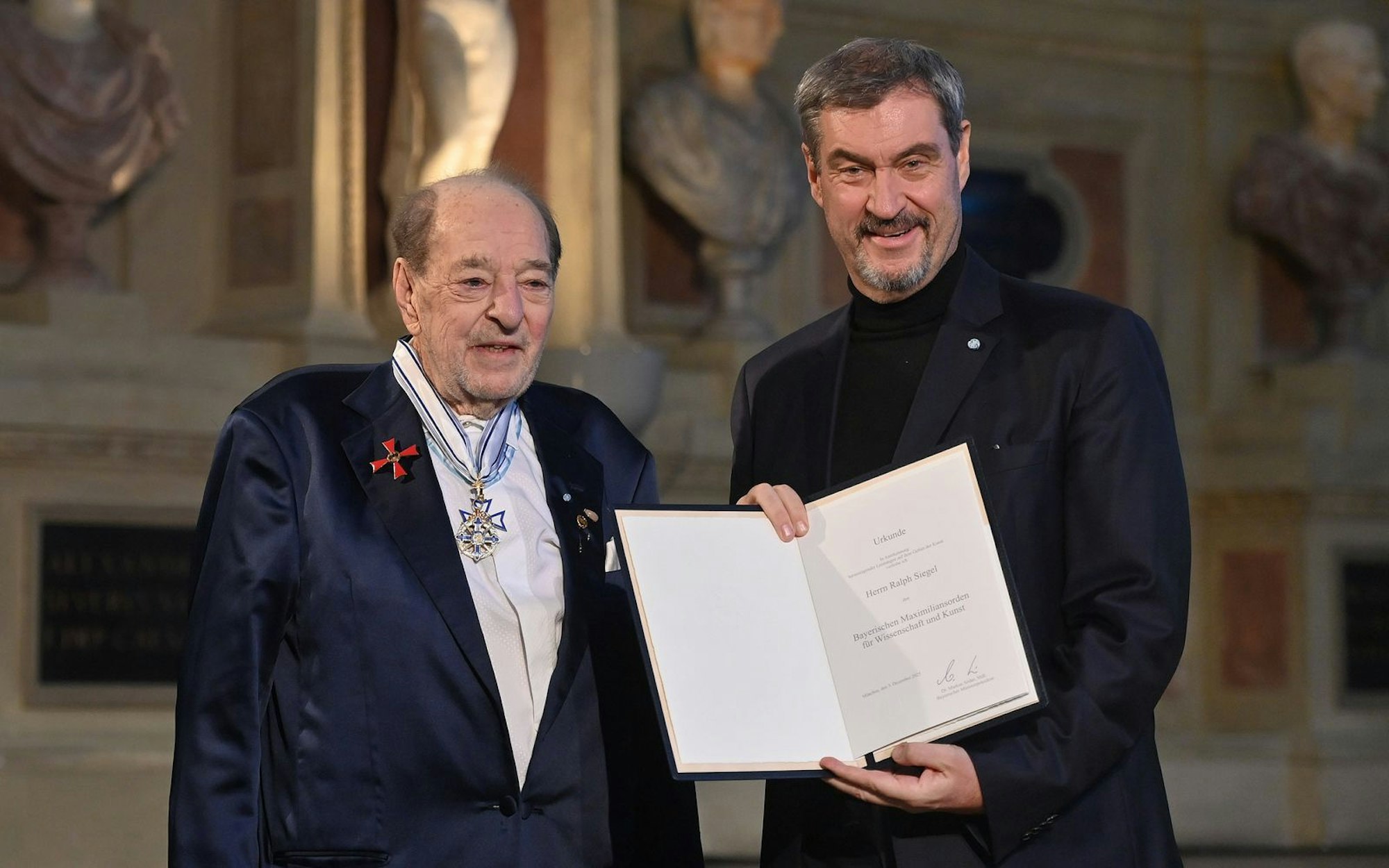 Bayerns Ministerpräsident Markus Söder (rechts) zeichnete am Mittwoch Komponist Ralph Siegel mit dem Bayerischen Maximiliansorden aus. (Bild: IMAGO / Sven Simon)