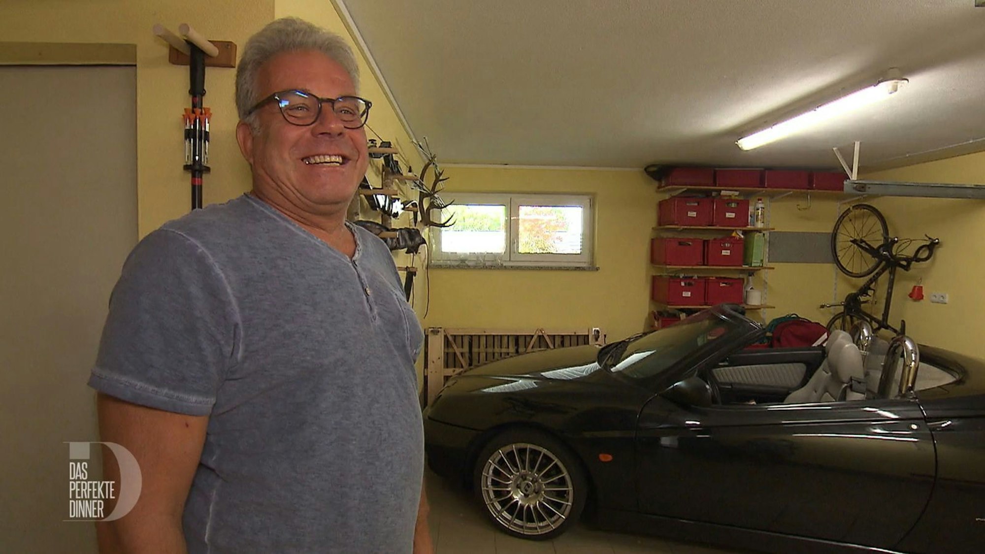 Bogenschieß-Ausrüstung und Cabrio: Bald-Rentner Peter (62) in seinem Männer-Paradies. (Bild: RTL)