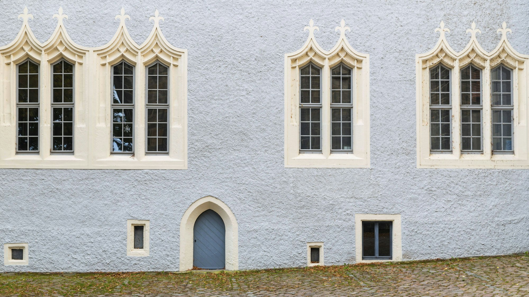 Verzierte Fassade des Amtsgerichts Albretsburg in Meißen mit verschiedenen Fenstern und Tür