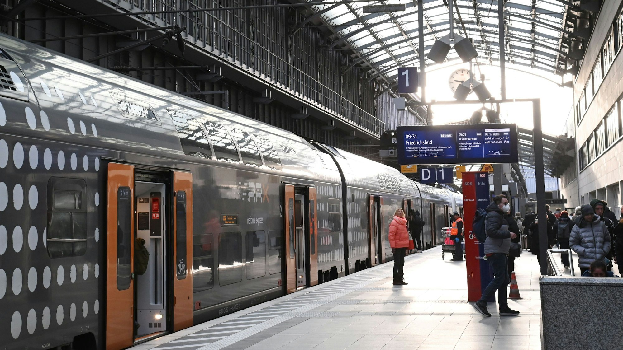 Blick auf Gleis 1 im Köln Hauptbahnhof.