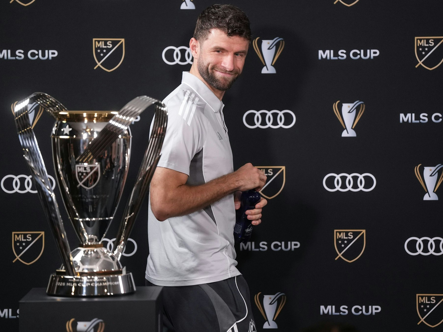 Thomas Müller von den Vancouver Whitecaps schaut auf die MLS-Cup-Trophäe, als er zu einer Pressekonferenz erscheint.