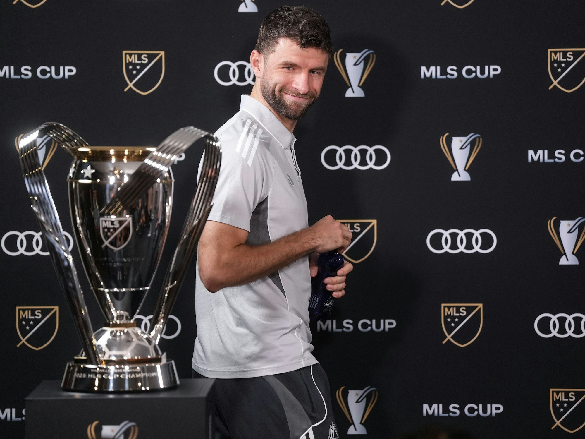 Thomas Müller von den Vancouver Whitecaps schaut auf die MLS-Cup-Trophäe, als er zu einer Pressekonferenz erscheint.