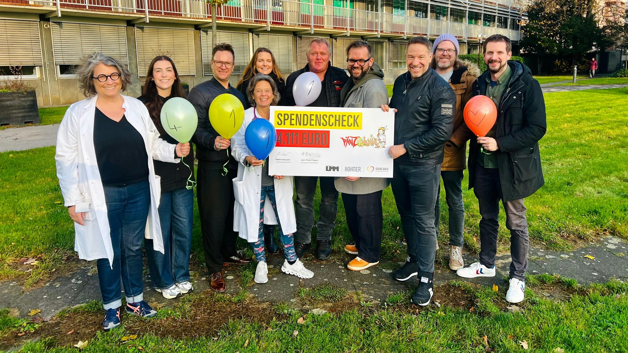 Die Höhner bei der Scheckübergabe im Kinderkrankenhaus.