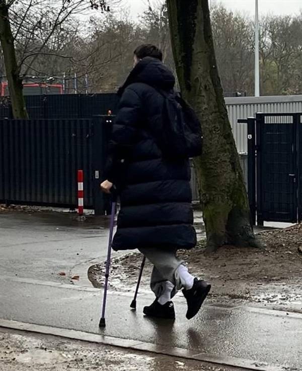 Malek El Mala an Krücken am Geißbockheim.