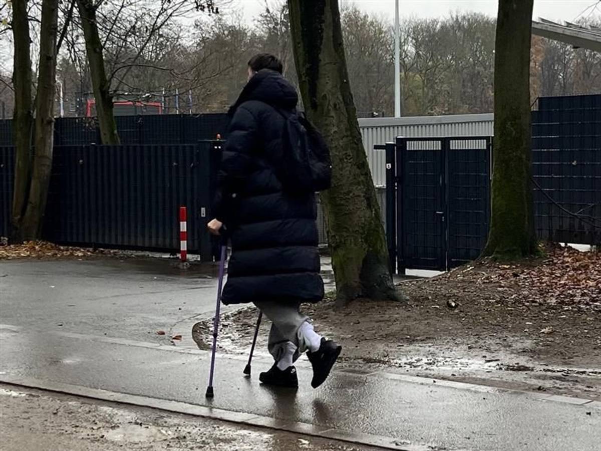 Malek El Mala an Krücken am Geißbockheim.