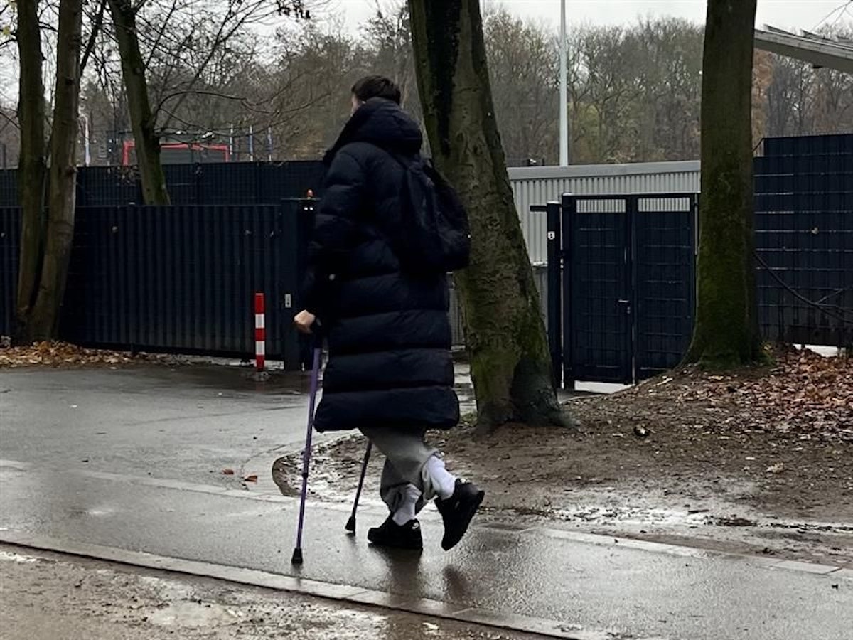 Malek El Mala an Krücken am Geißbockheim.