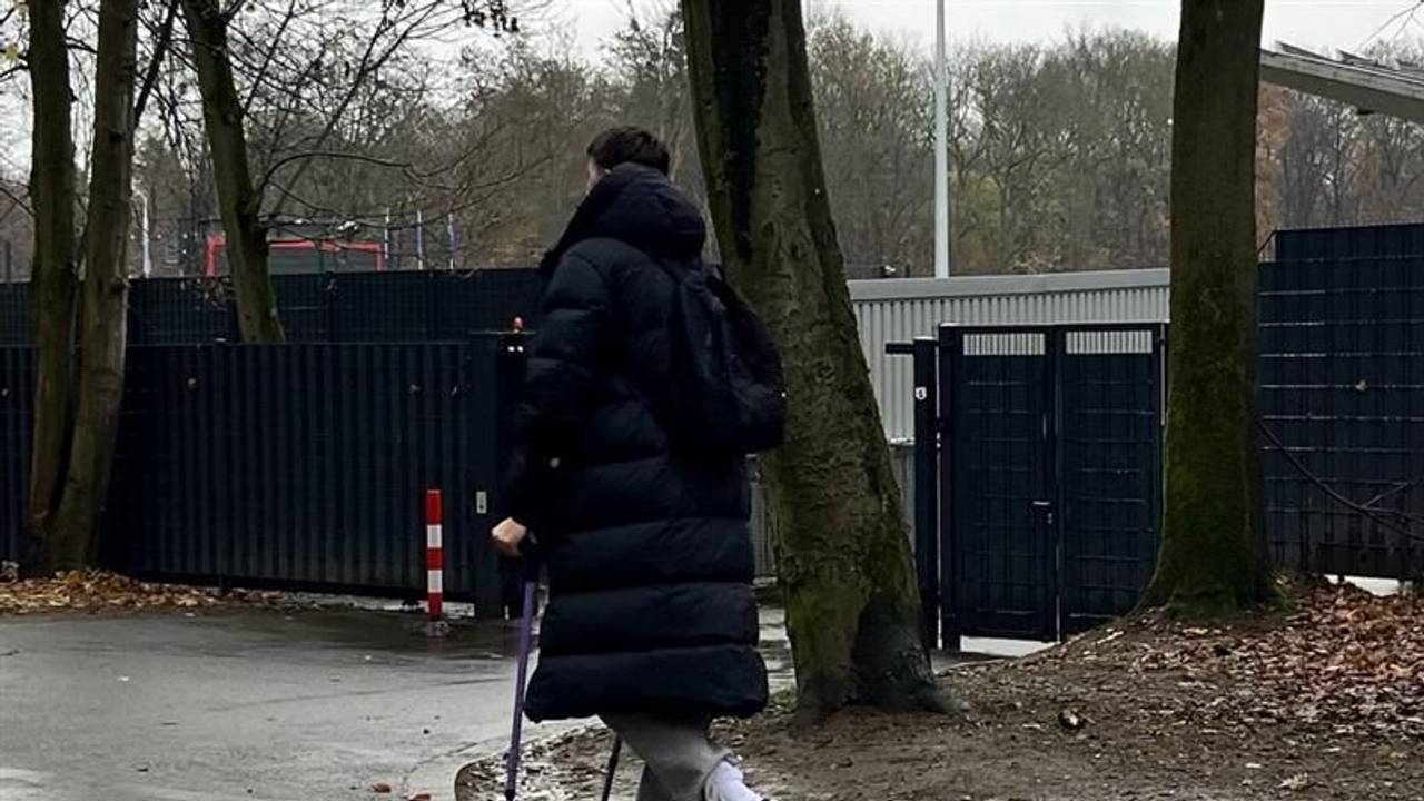 Malek El Mala an Krücken am Geißbockheim.