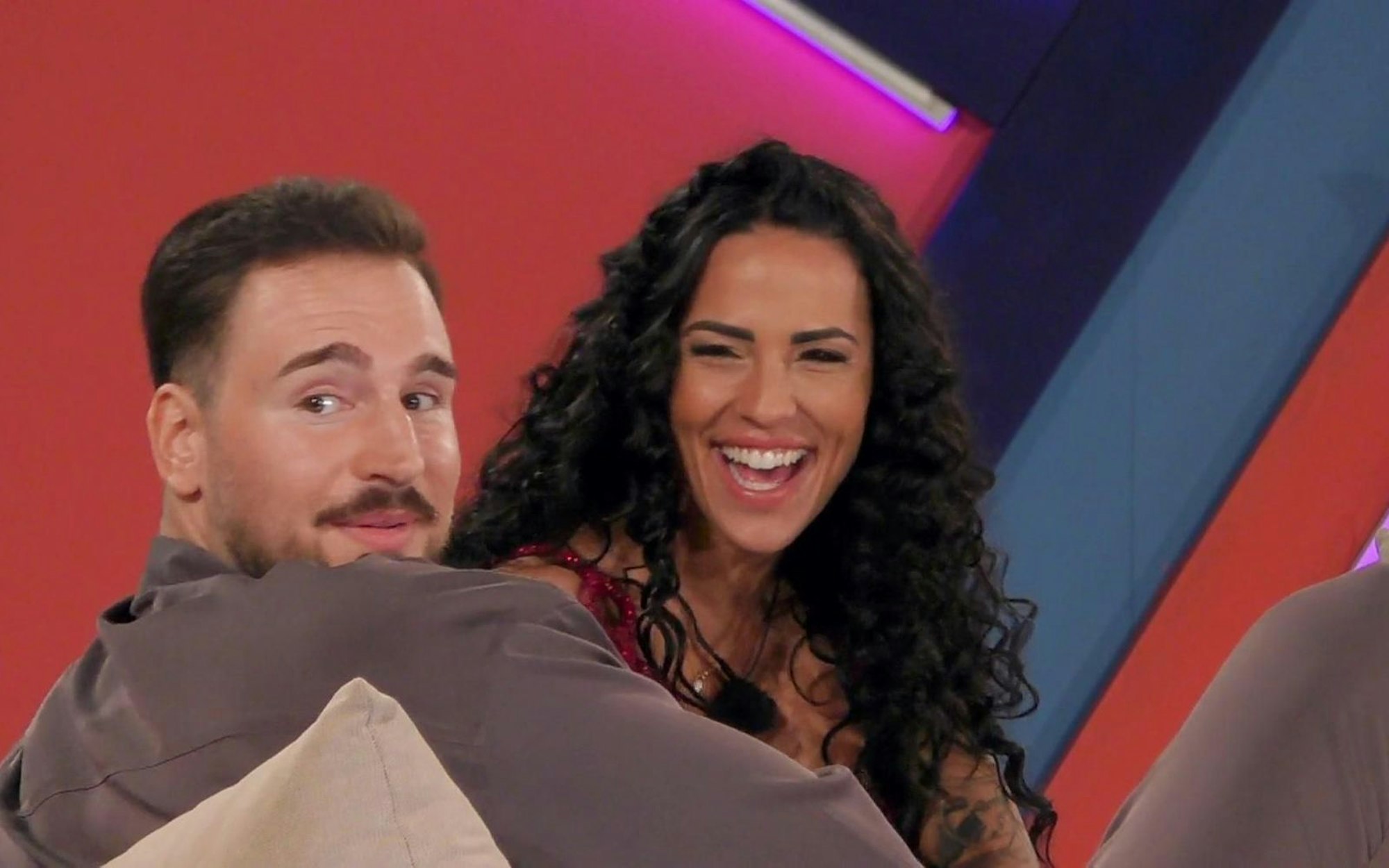 Während Elena bei Marvin (Bild) ein gutes Gefühl hat, macht sich einer seiner Mitstreiter gleich zu Beginn verdächtig ... (Bild: RTL)