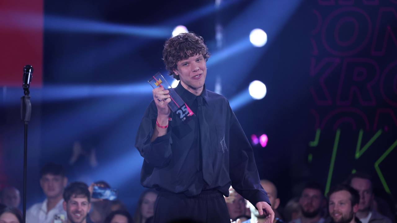 Zartmann feiert seinen Preis in der Kategorie Bester Künstler während der Verleihung der 1Live-Krone im Bielefelder Ringlokschuppen,