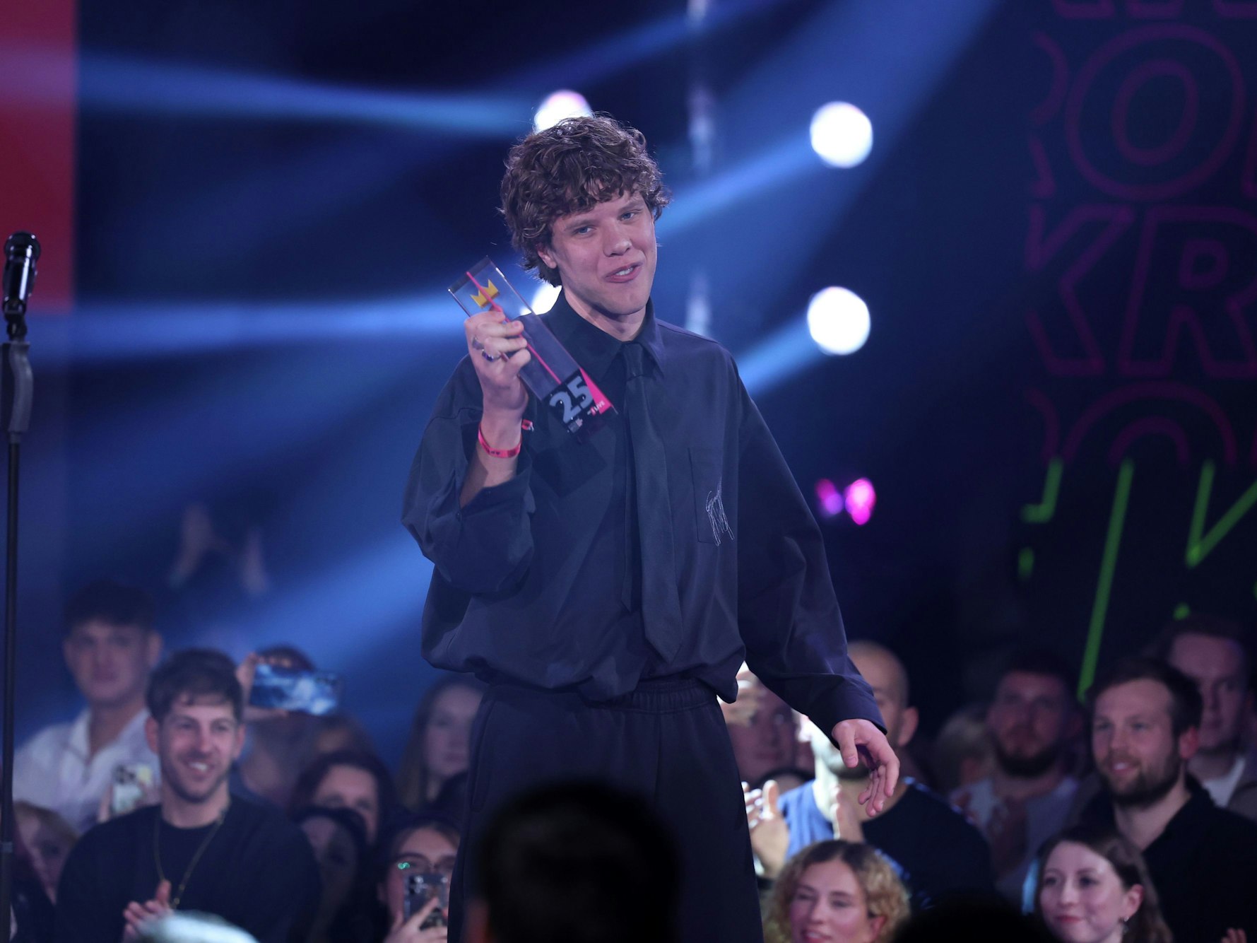 Zartmann feiert seinen Preis in der Kategorie Bester Künstler während der Verleihung der 1Live-Krone im Bielefelder Ringlokschuppen,