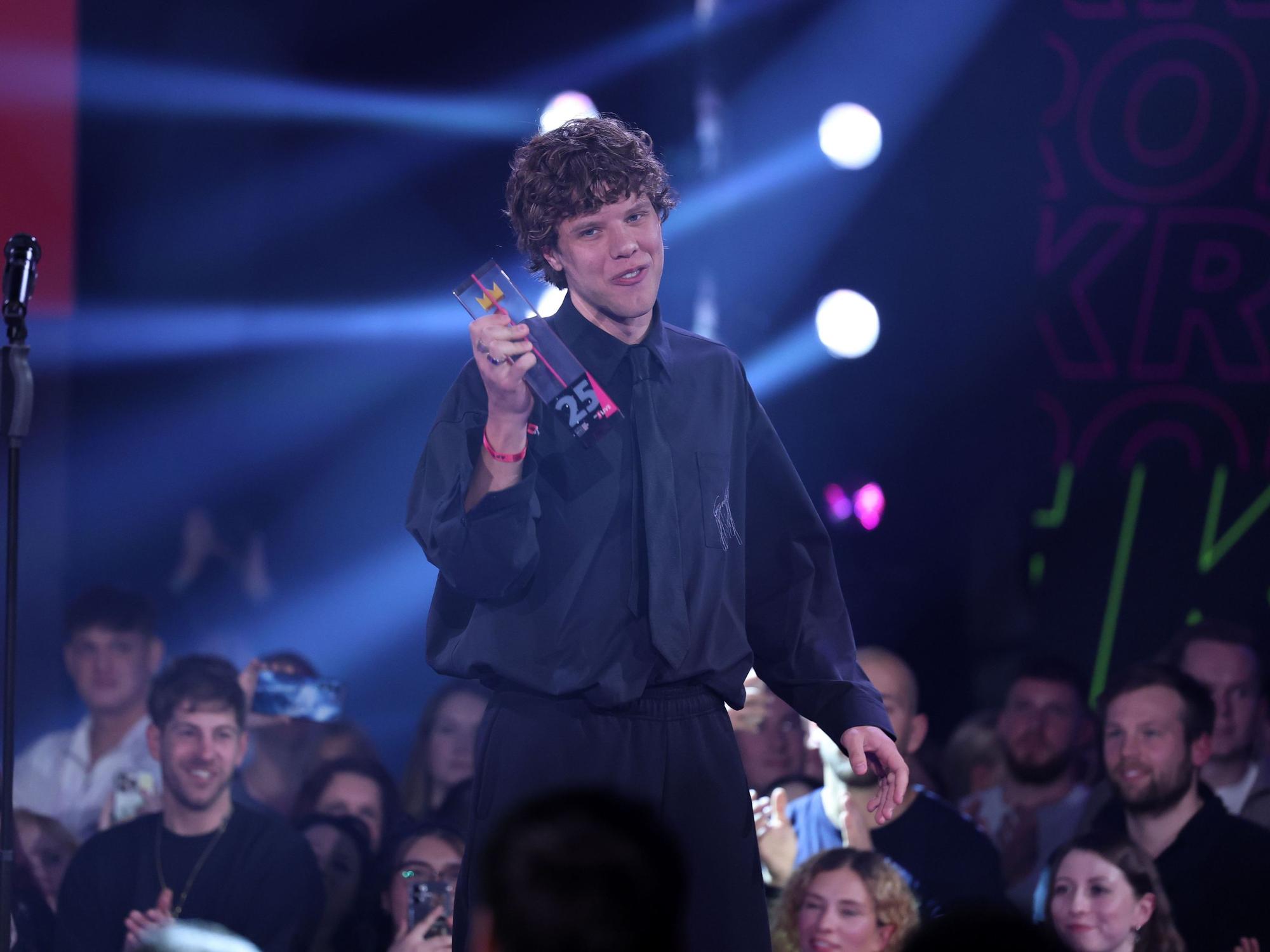 Zartmann feiert seinen Preis in der Kategorie Bester Künstler während der Verleihung der 1Live-Krone im Bielefelder Ringlokschuppen,