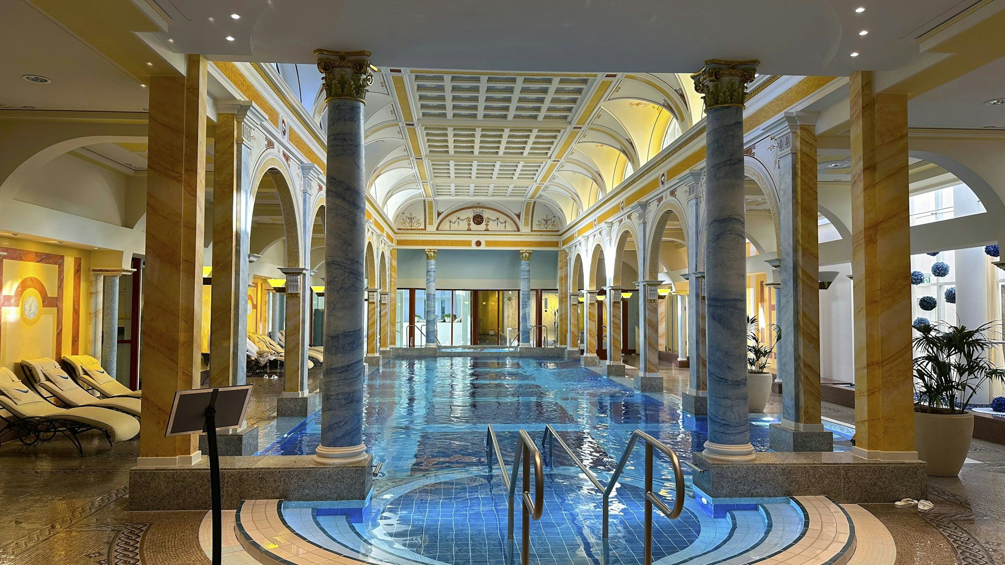 Schönes Luxus-Schwimmbad an einem sonnigen Tag in Bad Ragaz, St. Gallen, Schweiz