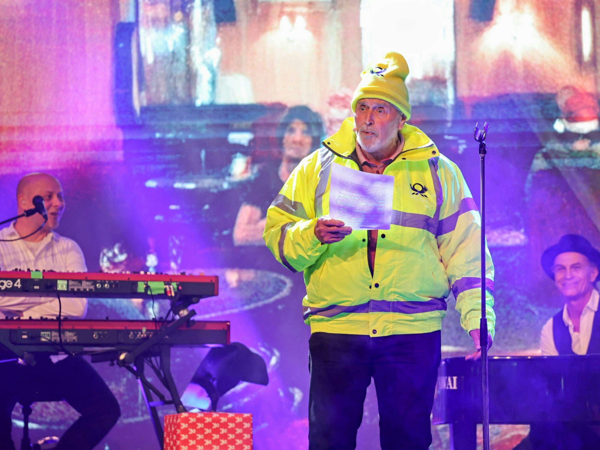 Reinhard Vogel liest Weihnachtsgeschichten vor.