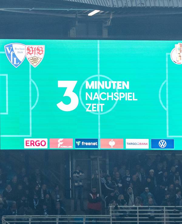 Auf der Anzeigetafel im Bochumer Stadion wird drei Minuten Nachspielzeit angezeigt.