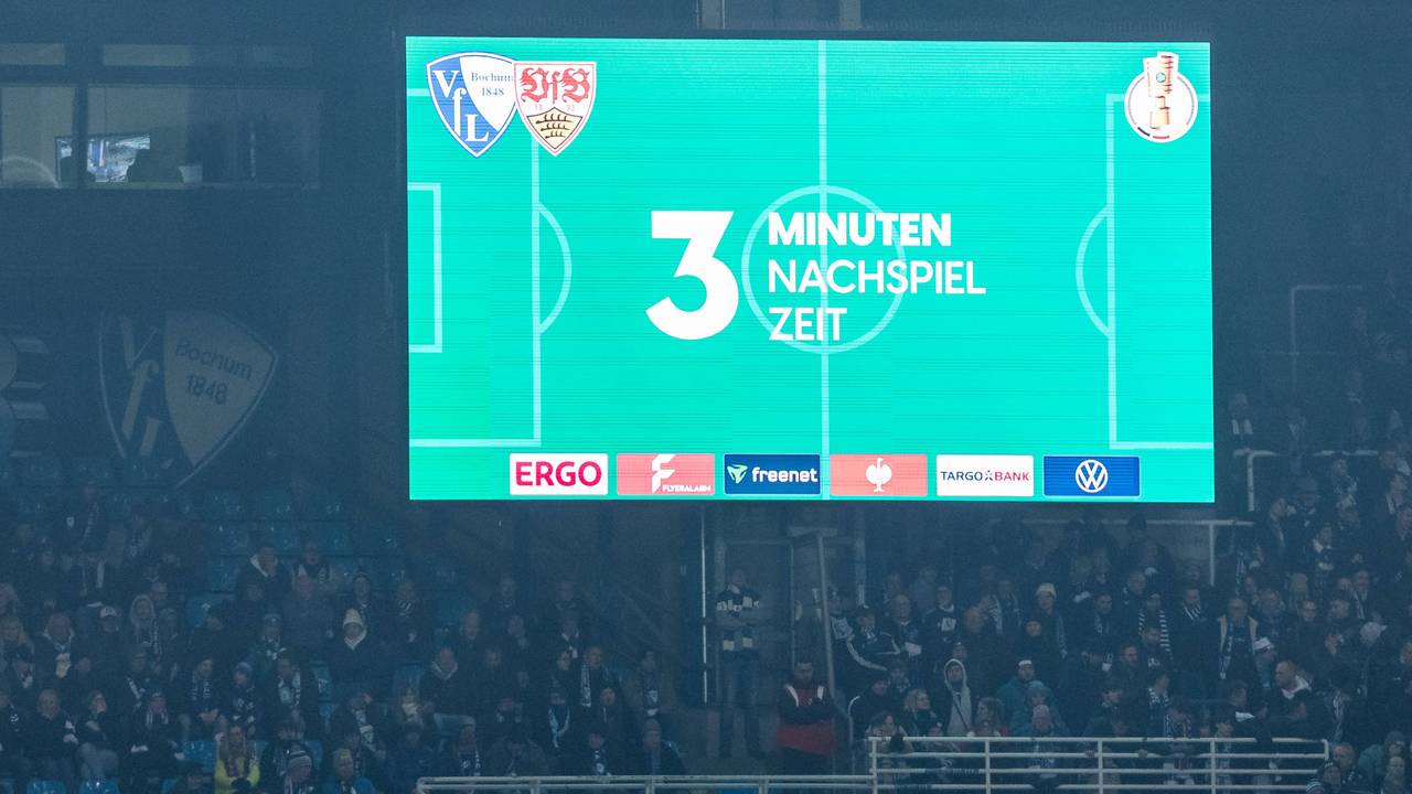 Auf der Anzeigetafel im Bochumer Stadion wird drei Minuten Nachspielzeit angezeigt.