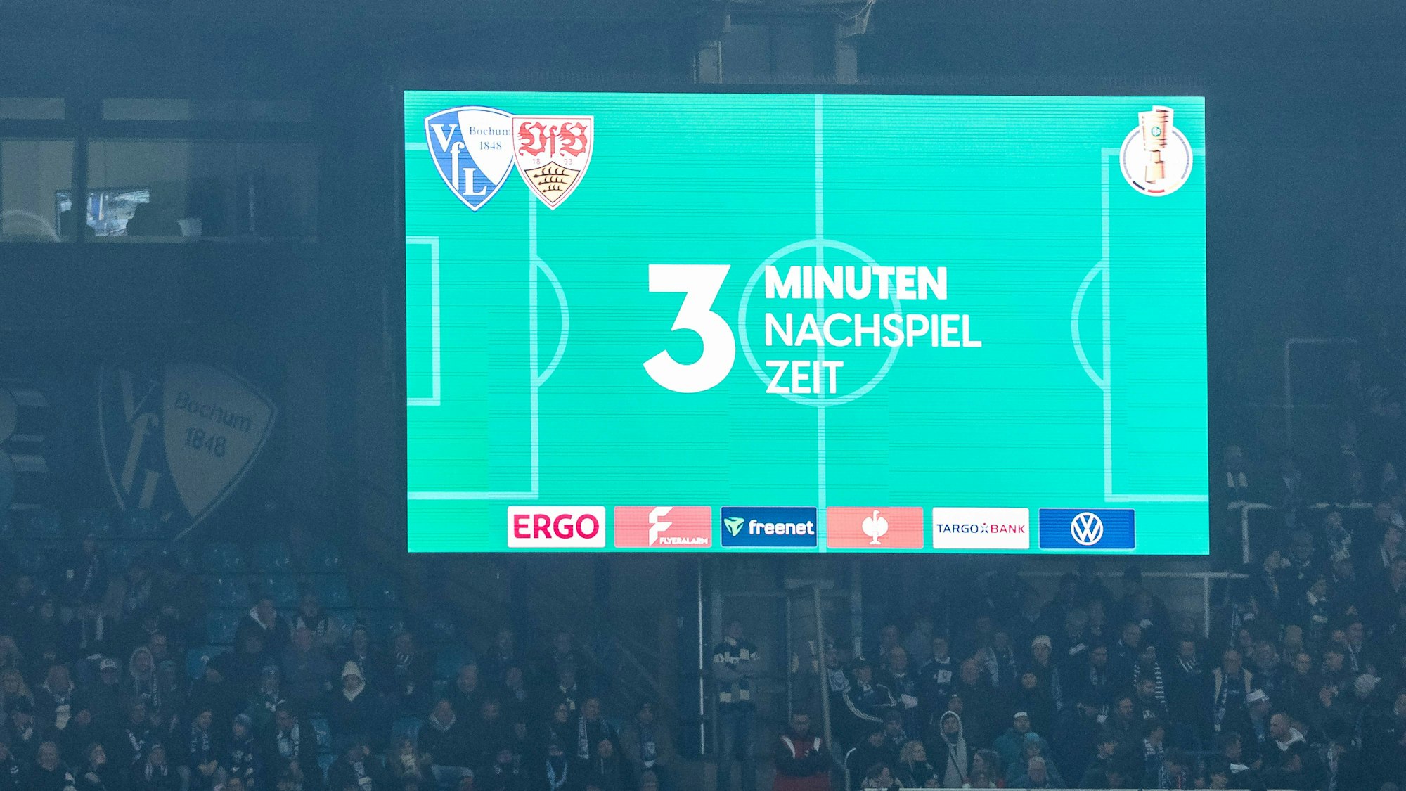 Auf der Anzeigetafel im Bochumer Stadion wird drei Minuten Nachspielzeit angezeigt.