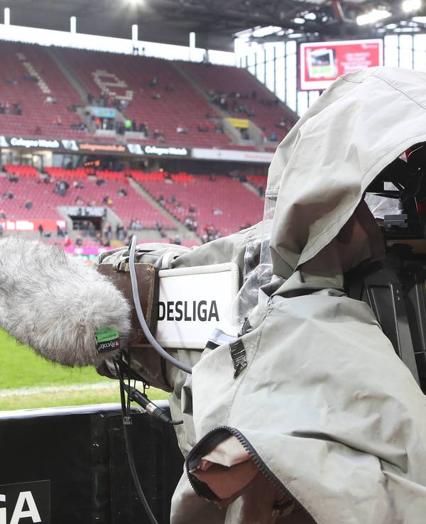 Eine TV-Kamera steht im Rhein-Energie-Stadion vor einem Spiel des 1. FC Köln.