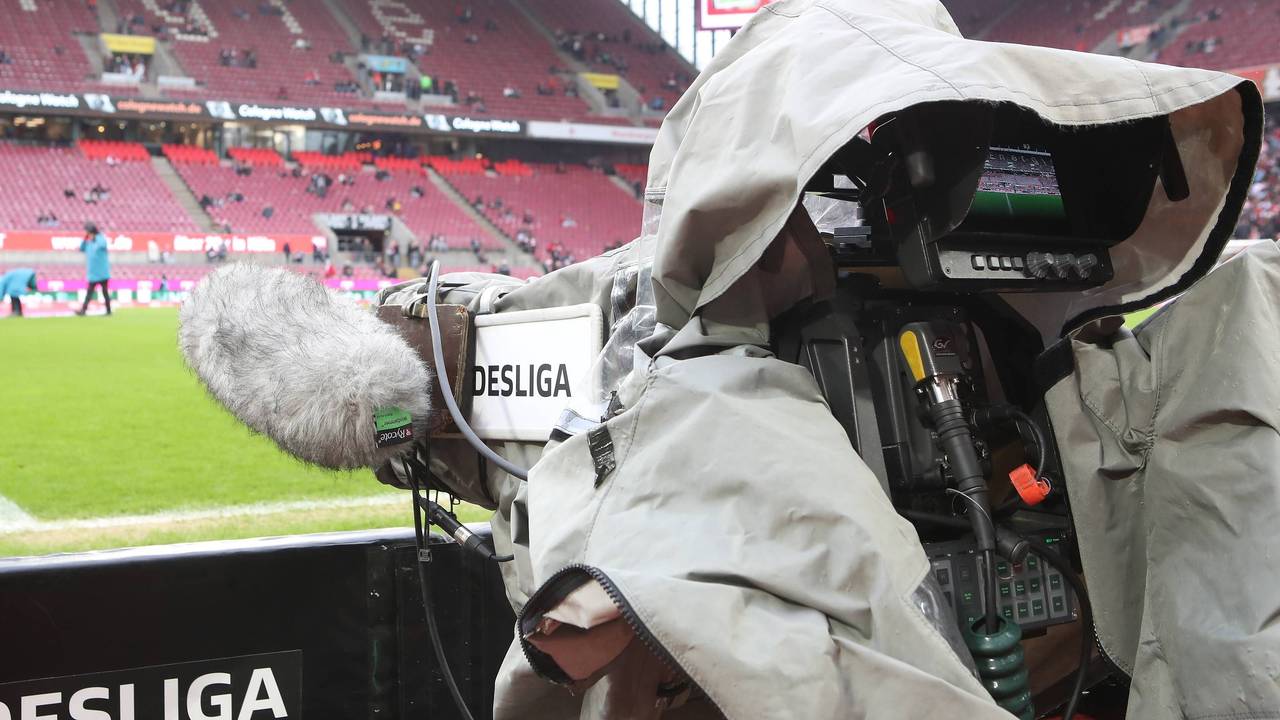 Eine TV-Kamera steht im Rhein-Energie-Stadion vor einem Spiel des 1. FC Köln.