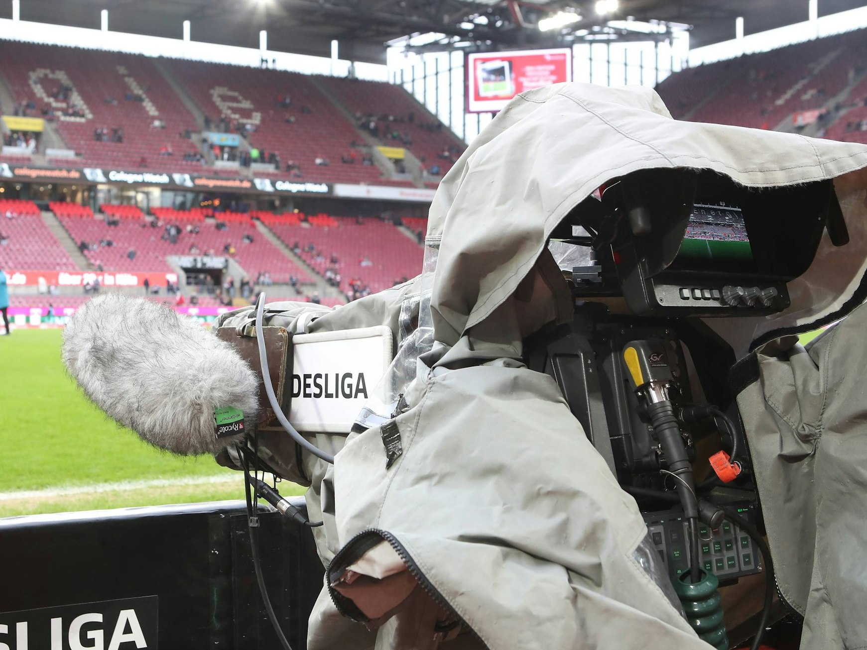 Eine TV-Kamera steht im Rhein-Energie-Stadion vor einem Spiel des 1. FC Köln.