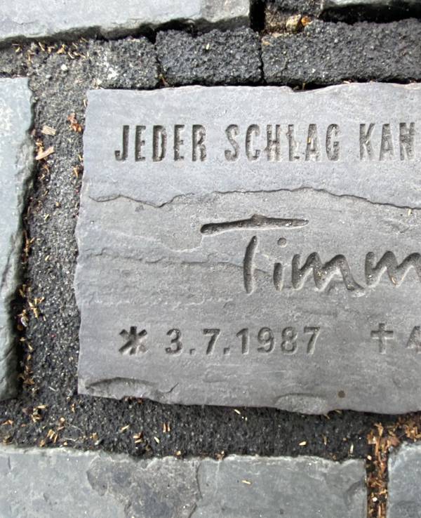 Auf einem Pflasterstein steht der Name Timm.