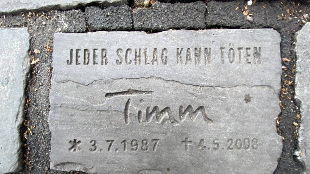 Auf einem Pflasterstein steht der Name Timm.