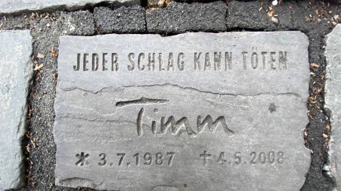 Auf einem Pflasterstein steht der Name Timm.