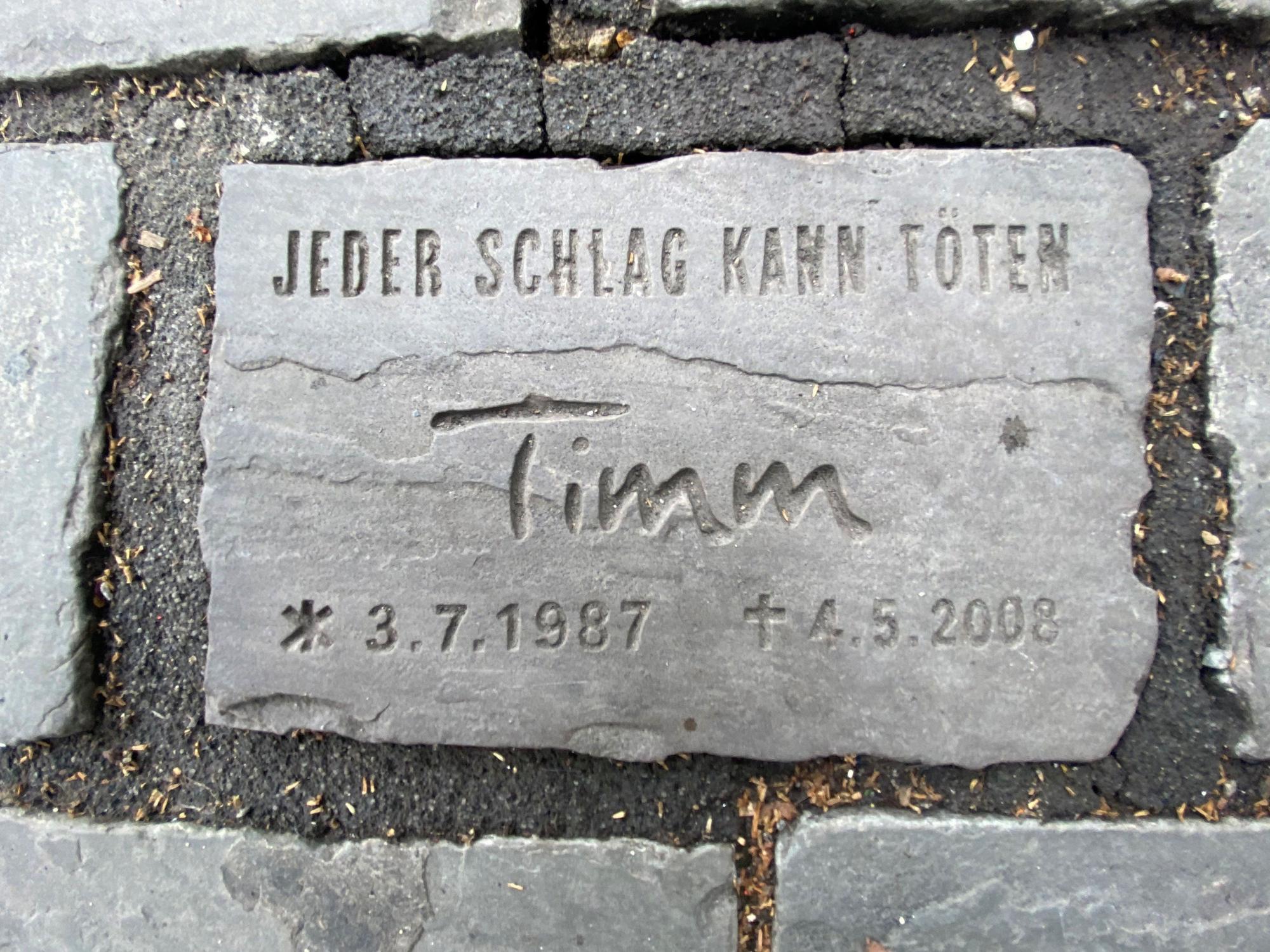 Auf einem Pflasterstein steht der Name Timm.