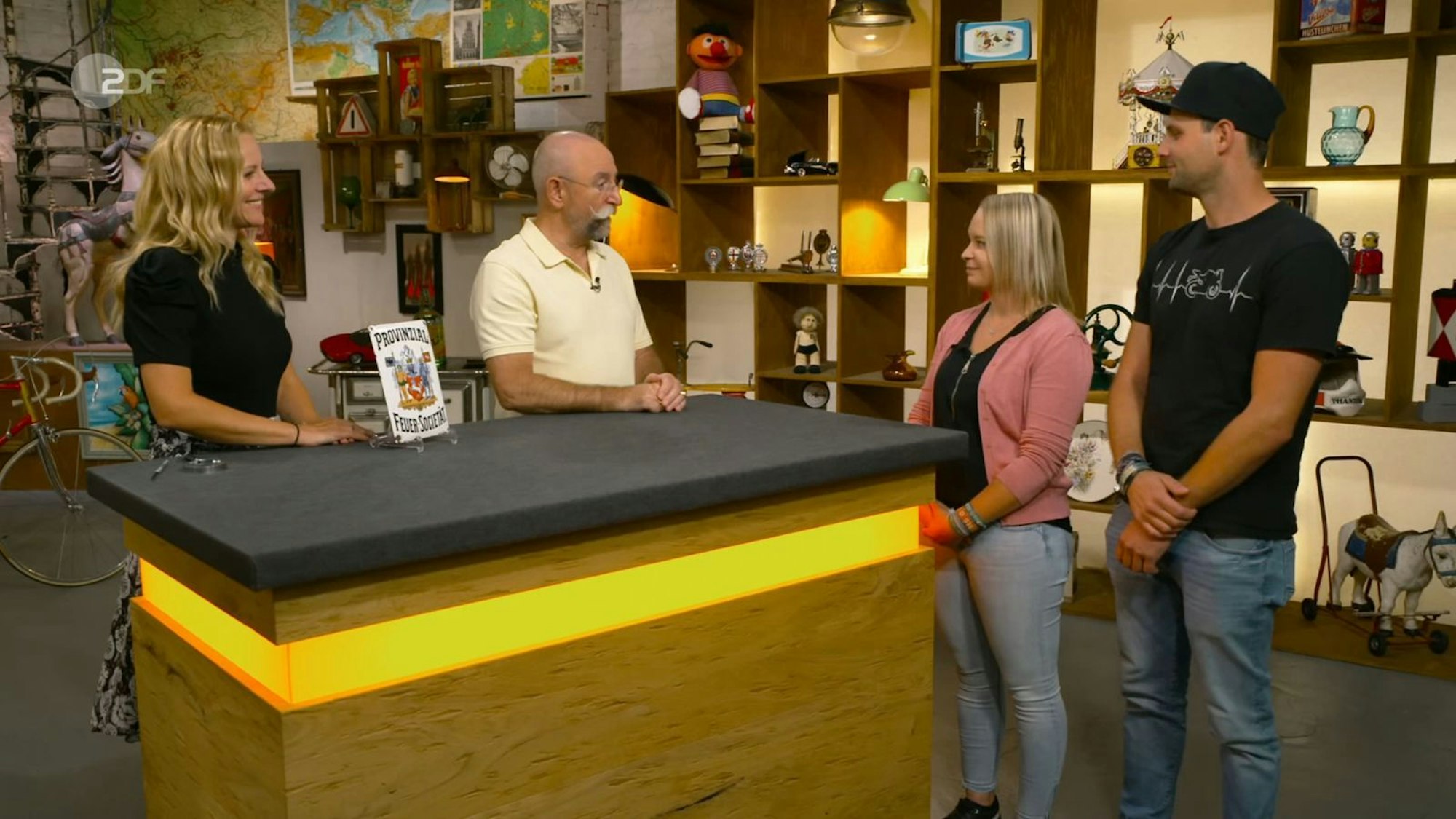 Die Verkäufer Janine und Florian (rechts) stellten ihr Objekt bei Annika Raßbach und Horst Lichter vor. (Bild: ZDF)