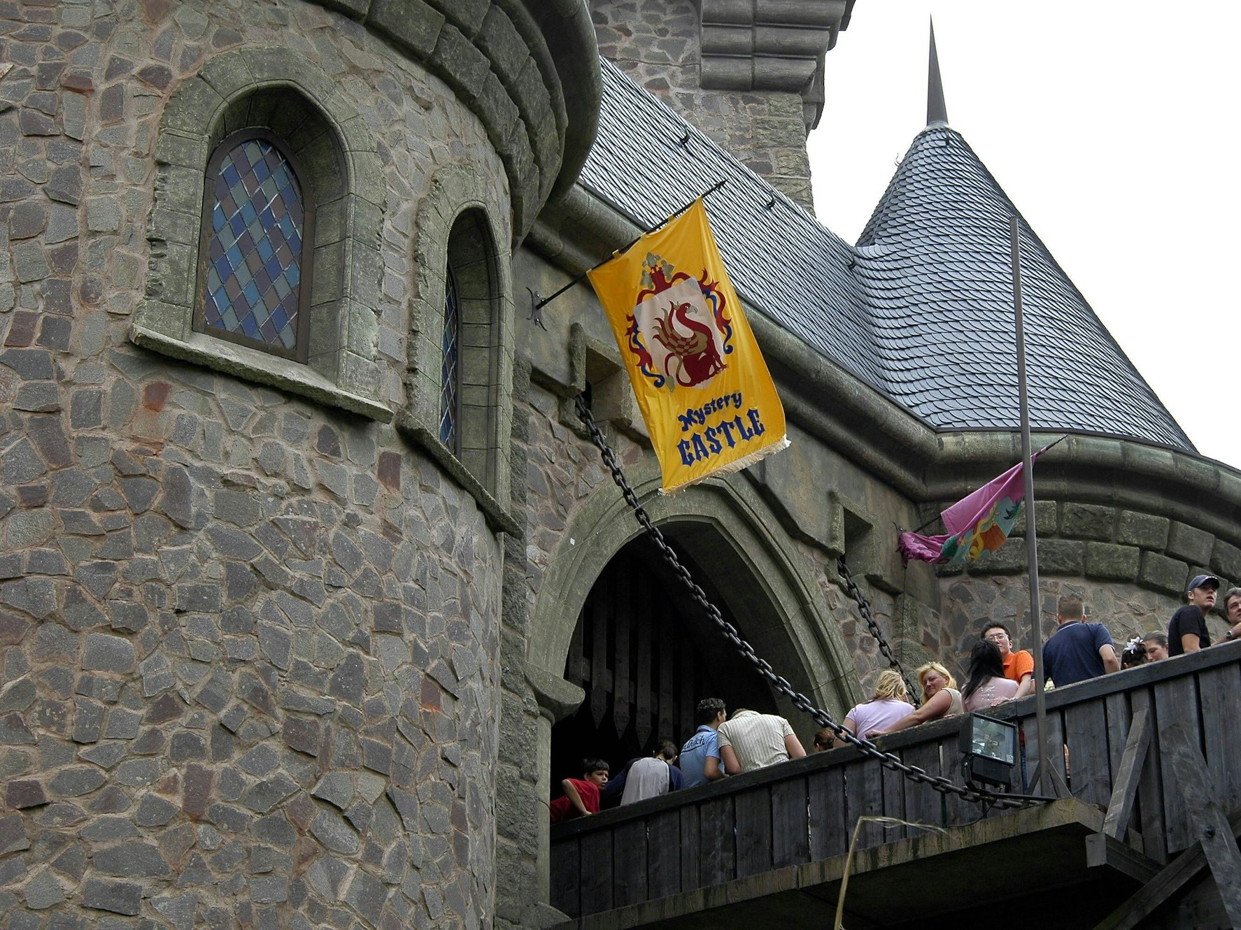 Das Archivfoto aus dem Jahr 2005 zeugt eine Besucherschlange vor Mystery Castle im Phantasialand in Brühl.