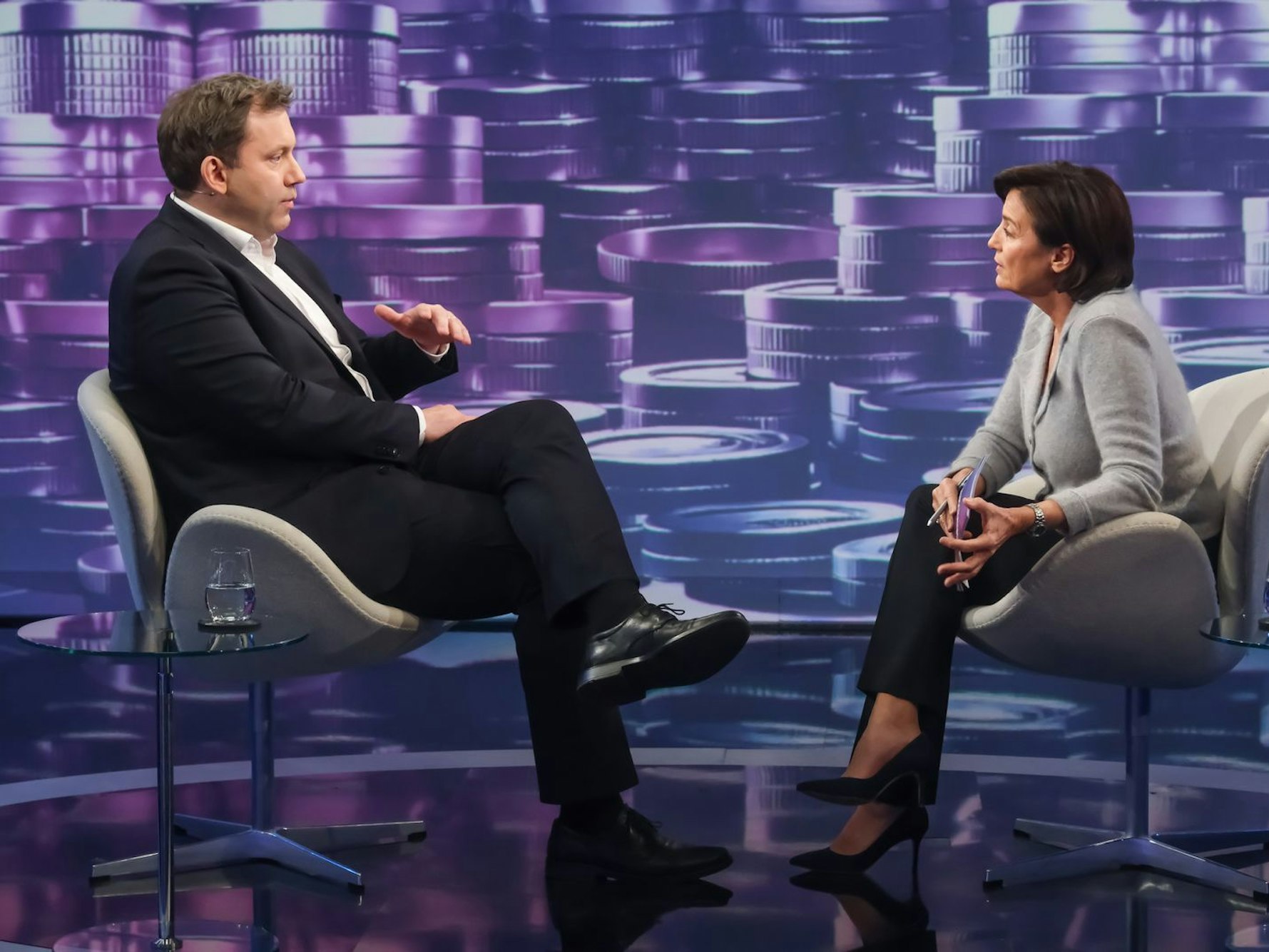 Lars Klingbeil verteidigte die geplante Bürgergeldreform: „Da ist eine Schieflage entstanden in den letzten Jahren“, sagte der SPD-Chef bei Sandra Maischberger. (Bild: WDR / Oliver Ziebe)