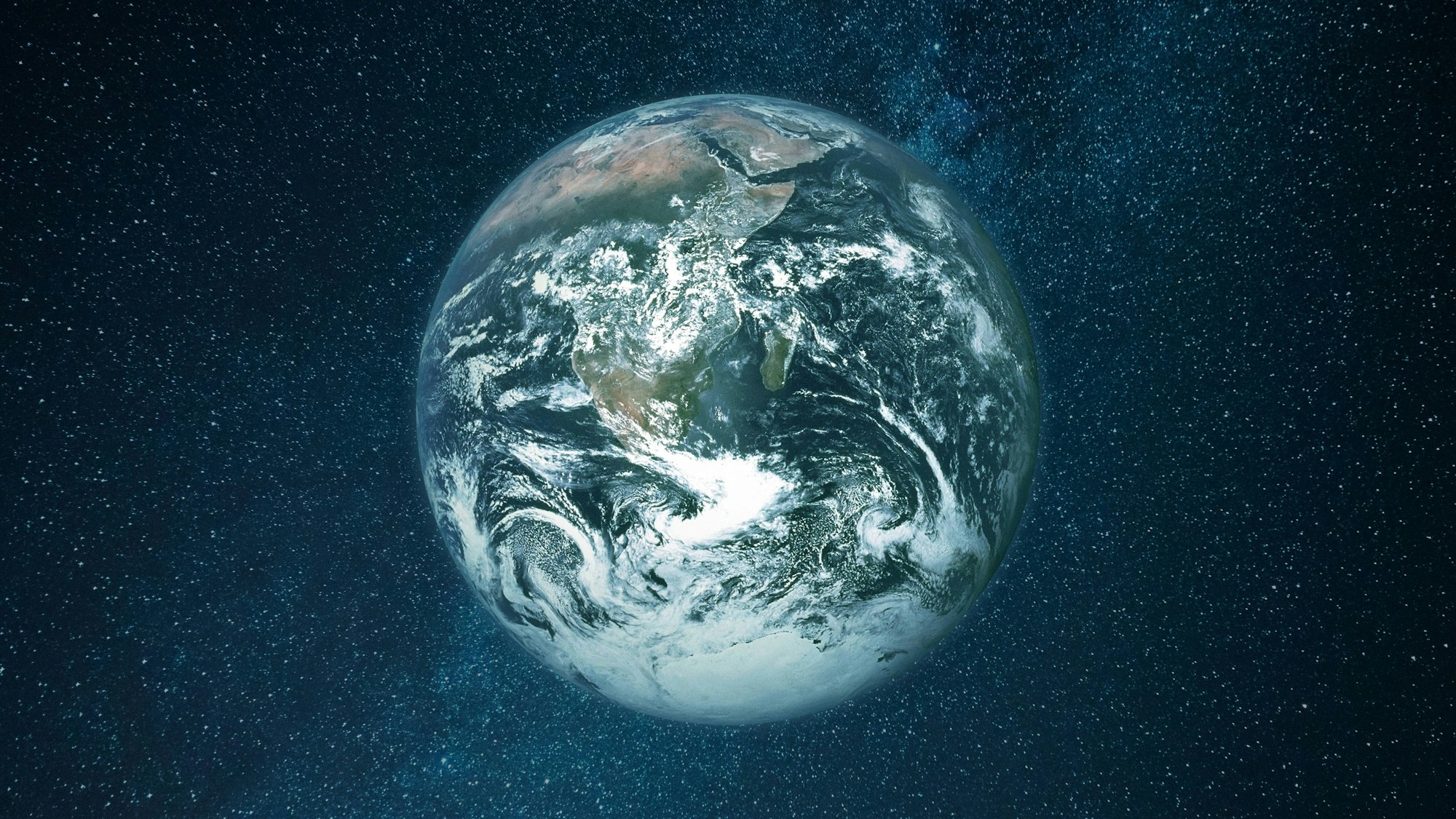 Planet Erde, aufgenommen aus dem Weltraum mit einem Sternenhimmel im Hintergrund