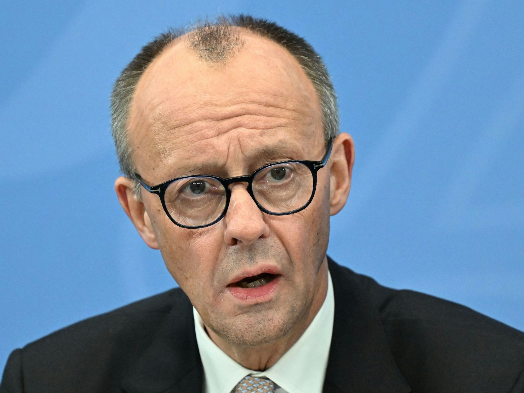 Kanzler Friedrich Merz (CDU) nimmt an der Pressekonferenz nach der Ministerpräsidentenkonferenz teil.