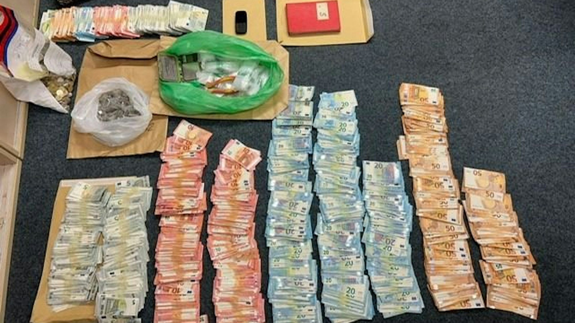 Sichergestelltes Heroin und Bargeld bei einer Razzia.