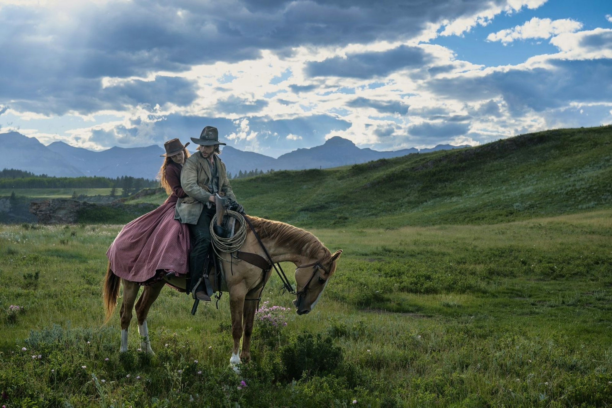 Ein bisschen Kitsch muss erlaubt sein: Trisha Van Ness (Aisling Franciosi) und Elias Teller (Nick Robinson) kommen aus verfeindeten Familien und verlieben sich trotzdem ineinander. (Bild: © Netflix / Michelle Faye)
