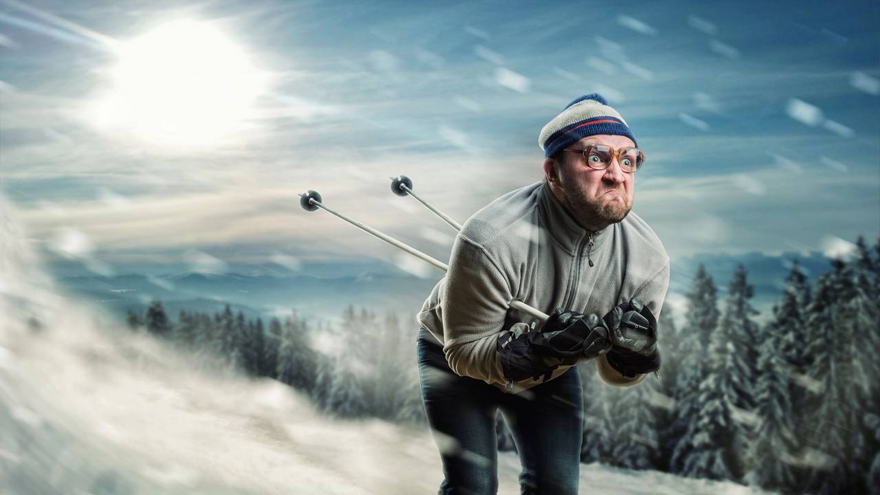 Ein Symbolbild zeigt einen Skifahrer im Vintagelook mit erbostem Gesichtsausdruck