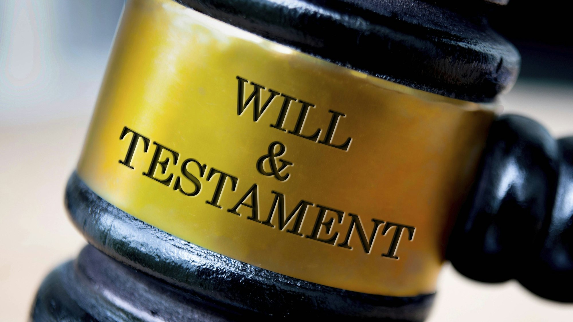 Testament Text eingraviert auf Anwalt Richterhammer als Gesetz Konzept