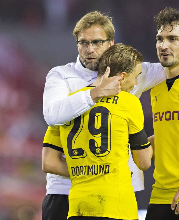Jürgen Klopp umarmt seine Spieler Mats Hummels und Marcel Schmelzer.