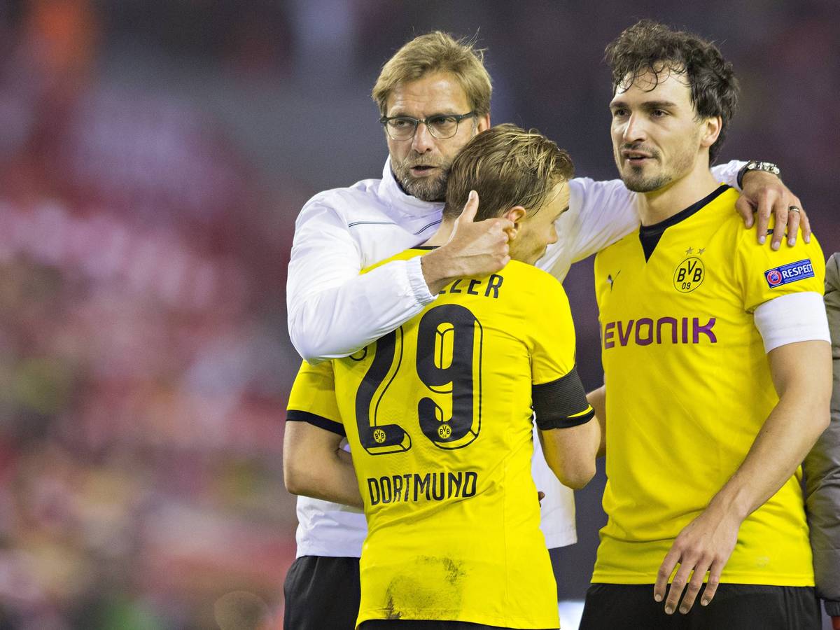 Jürgen Klopp umarmt seine Spieler Mats Hummels und Marcel Schmelzer.