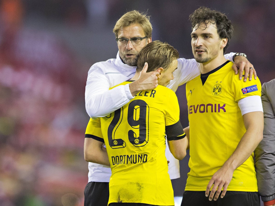Jürgen Klopp umarmt seine Spieler Mats Hummels und Marcel Schmelzer.