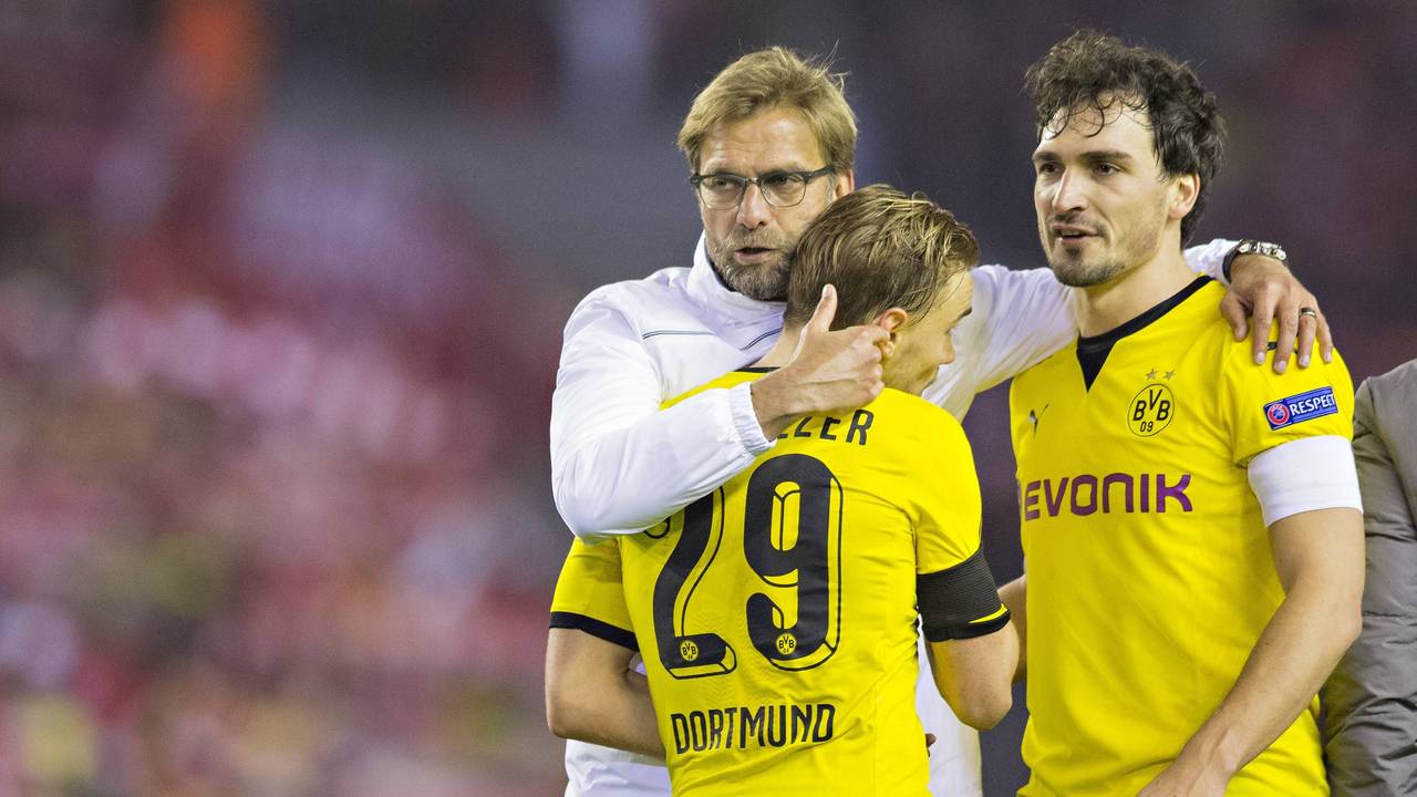 Jürgen Klopp umarmt seine Spieler Mats Hummels und Marcel Schmelzer.