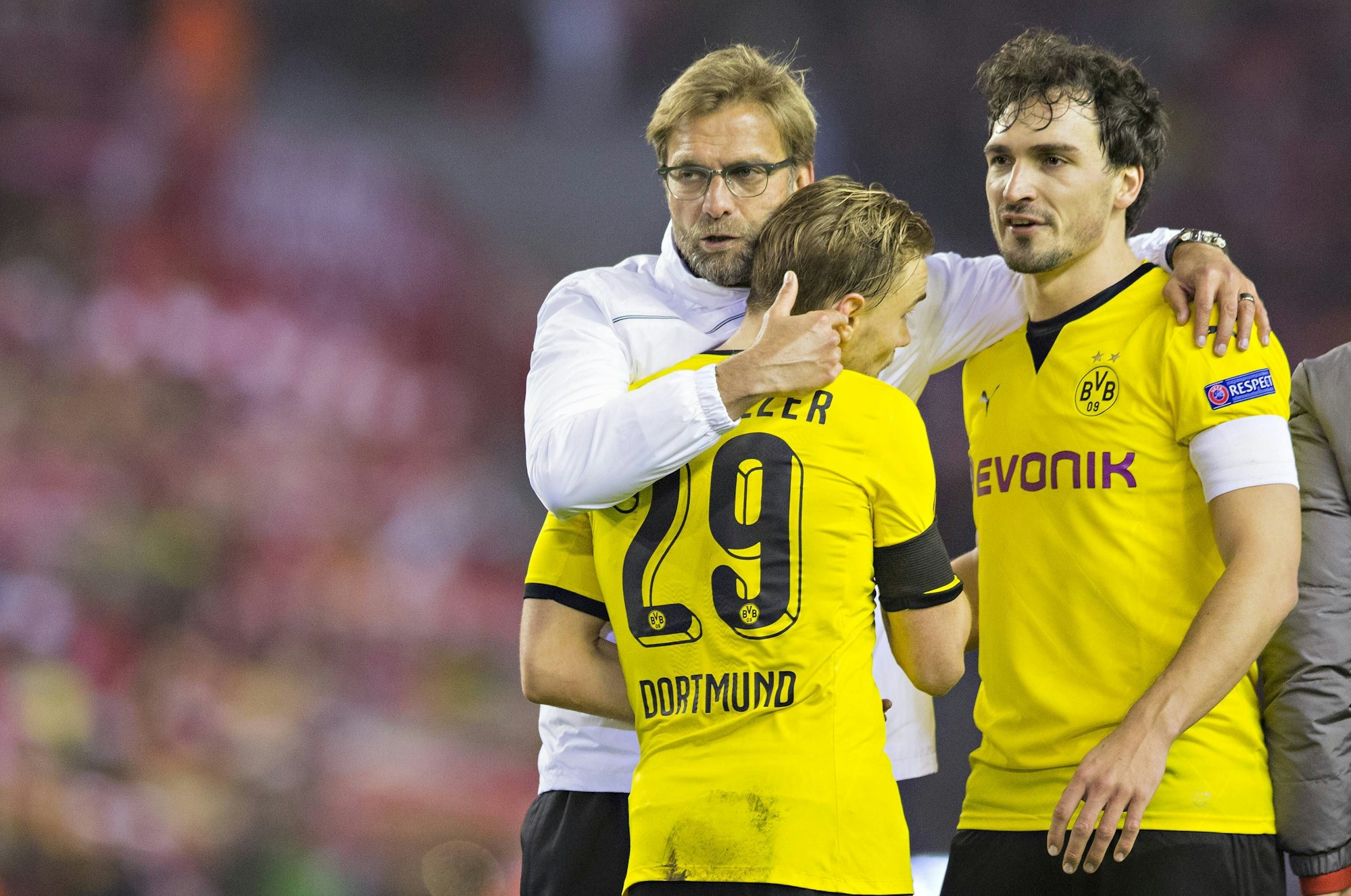 Jürgen Klopp umarmt seine Spieler Mats Hummels und Marcel Schmelzer.