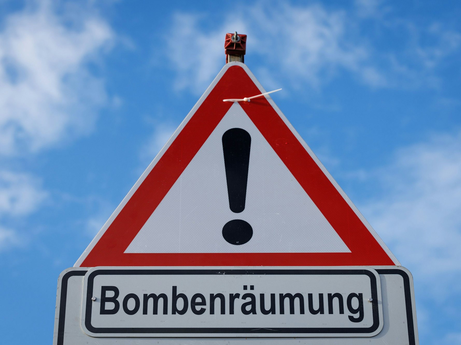 Bombenfachleute rücken in drei NRW-Städten aus (Symbolbild)
