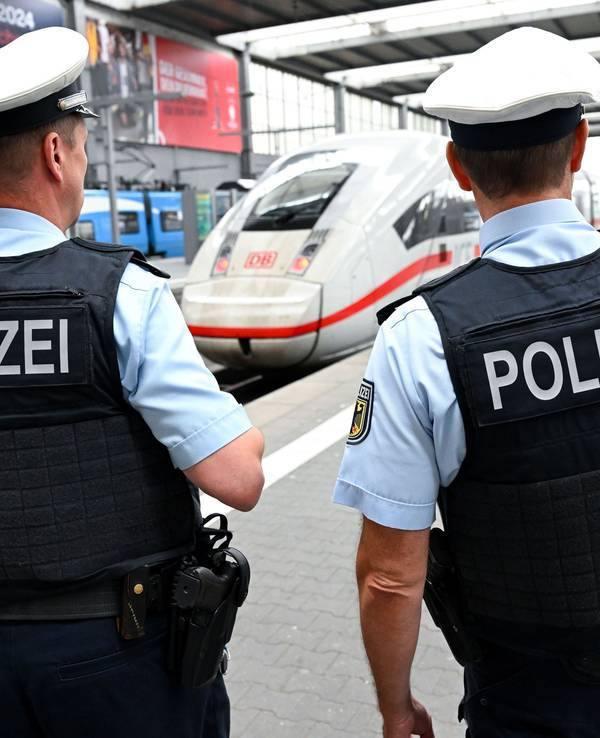 Bundespolizisten stehen am Münchener Hauptbahnhof an einem Bahnsteig vor einem ICE der Deutschen Bahn
