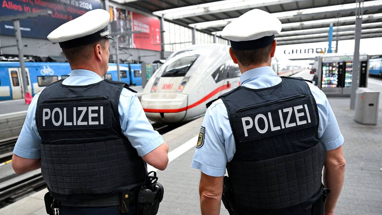 Bundespolizisten stehen am Münchener Hauptbahnhof an einem Bahnsteig vor einem ICE der Deutschen Bahn
