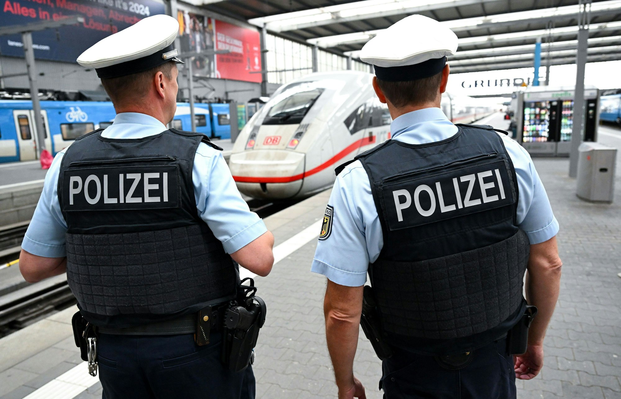 Bundespolizisten stehen am Münchener Hauptbahnhof an einem Bahnsteig vor einem ICE der Deutschen Bahn