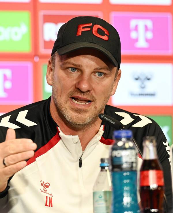 Kölns Trainer Lukas Kwasniok bei einer Pressekonferenz im Oktober 2025.